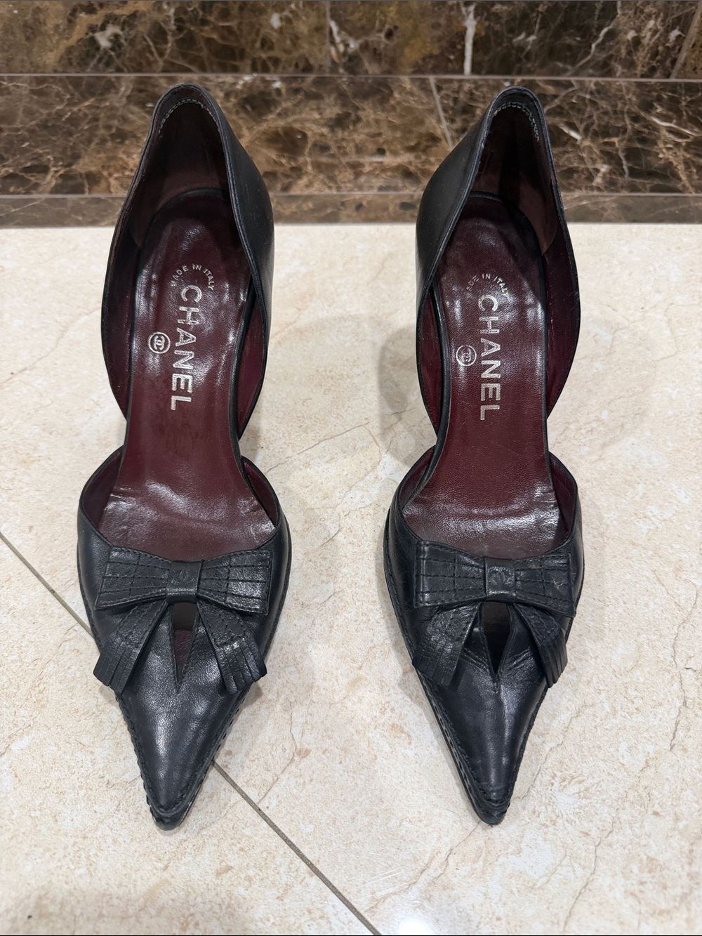 CHANEL vintage Black Pointed Toe Leather Pumps with Bow Accent